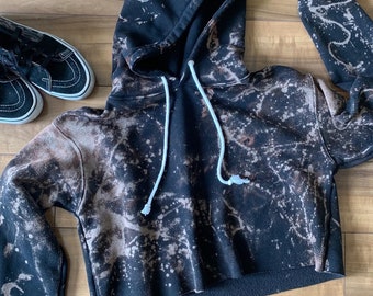 Acid Wash Cropped Hoodie | Vintageinspirerad svart huvtröja | Omvänd tie-dye svart huvtröja | Huvtröja med blekta detaljer