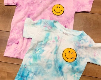 Smiley Face Tie Dye-t-shirt | Barn-Smiley Face-t-shirt | Smiley Face-tröja för småbarn | Is-Tie Dye-t-shirt | Anpassad småbarns-T-shirt | Glada ansikten-kläder