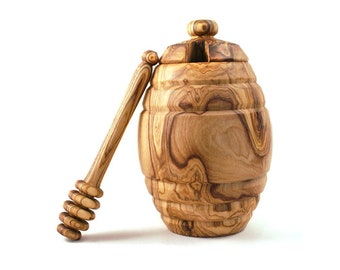 Olive wood Honey Pot with Lid with Honey Dipper/Drizzlier - Kitchen Table Décor - Unique Pot - Handcrafted in Europe - Appleyard & Crowe