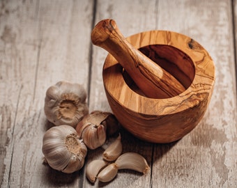 Mortier et pilon en bois d'olivier naturel - Moulin à herbes en bois - Fabriqué à la main en Europe, complètement unique - Appleyard & Crowe