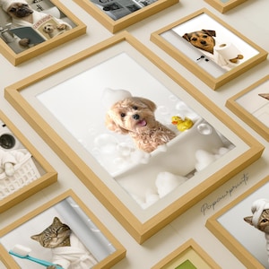Op de afbeelding: Een verzameling ingelijste kunstprints met huisdieren in humoristische situaties. Eén print toont een hond in een badkuip met bubbels en een badeend. Andere prints tonen huisdieren in verschillende badkameromgevingen, allemaal ingelijst in licht hout.