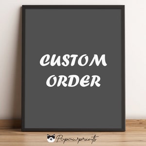Könnte beinhalten: Ein schwarzer gerahmter Poster mit weißem Text, der "CUSTOM ORDER" auf einem dunkelgrauen Hintergrund lautet.