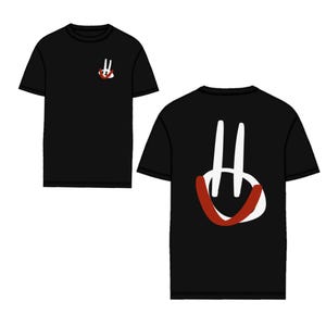 Puede incluir: Camisetas negras con un diseño gráfico blanco y rojo. Una camiseta muestra el gráfico en el lado izquierdo del pecho, y la otra en la espalda. El gráfico es una cara sonriente estilizada.