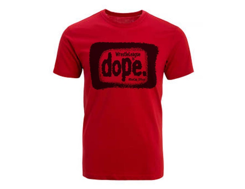 Może przedstawiać: Czerwony T-shirt z czarnym nadrukiem, na kt&oacute;rym widnieje napis "Wrestleleague is dope." Nadruk znajduje się w kwadracie o wyglądzie zużytego, pomalowanego sprayem.
