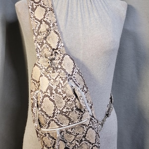 Pytonmönstrad axelväska i konstläder från Pattern by Kandou Krafts Patterns