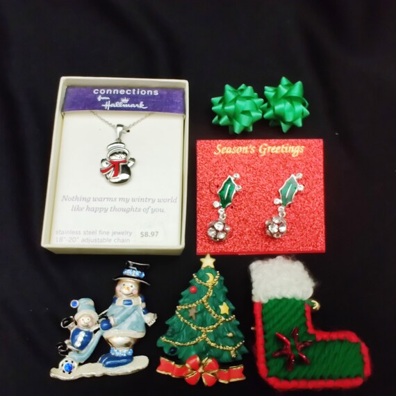 Lot (6) Vintage & Newer NOS Christmas Jewelry Chr… - image 1