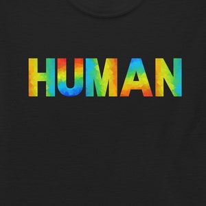 Könnte beinhalten: Schwarzes T-Shirt mit dem Wort "HUMAN" in Regenbogenfarben bedruckt.
