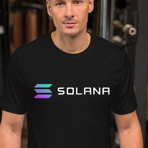 Puede incluir: Una camiseta negra con un logotipo blanco que dice "SOLANA" y un gráfico colorido de tres líneas apiladas.