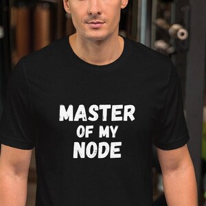 Puede incluir: Una camiseta negra con texto blanco que dice "Master of my Node". La persona que lleva la camiseta está de pie en un gimnasio.