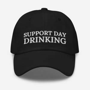 Könnte beinhalten: Schwarze Baseballkappe mit weiß gesticktem Text, der "Support Day Drinking" lautet.