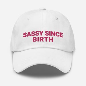 Frech seit Geburt Hut, Papa Hut, Geschenk für sie, frechen Hut, freches Geschenk, Geschenke für sie, freches Geschenk, lustiger Hut, bestickter Hut, trendiger Hut