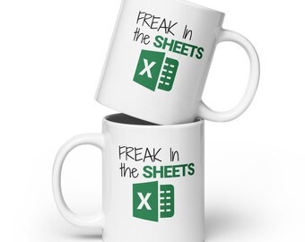 Könnte beinhalten: Zwei weiße Kaffeetassen mit schwarzem Text, der "Freak in the sheets" lautet, und einem grünen Microsoft Excel-Logo.
