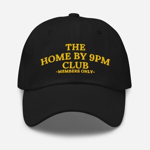 Könnte beinhalten: Schwarze Baseballkappe mit gelbem Sticktext, der "The Home By 9PM Club -Members Only-" lautet.
