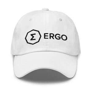 Könnte beinhalten: Weiße Baseballkappe mit einem schwarzen gestickten Logo mit dem griechischen Buchstaben Sigma und dem Wort "ERGO".