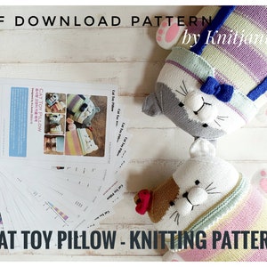 Può includere: Un modello di maglia PDF per un cuscino a forma di gatto. L'immagine mostra due cuscini a forma di gatto finiti con corpi a righe e facce di gatto. Il modello include più pagine con istruzioni e immagini. Il testo sull'immagine recita "CAT TOY PILLOW - KNITTING PATTERN".