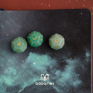 Dadi astrologici in acquamarina con panno per tarocchi in seta e pietra preziosa incisa in sacchetto di cotone