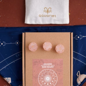 Dadi astrologici in quarzo rosa inciso, tessuto per tarocchi in pura seta, dadi con pietre preziose, strumento di lettura astrologica, dadi astrologici, simboli d'oro, strega moderna