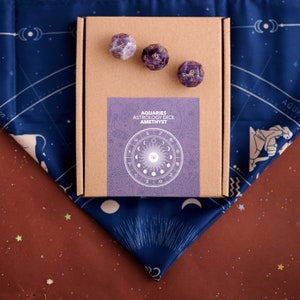 Dadi di pietre preziose astrologiche con ametista e panno di tarocchi di seta