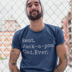 Puede incluir: Una camiseta azul marino con texto blanco que dice "Best Jack-a-poo Dad. Ever."