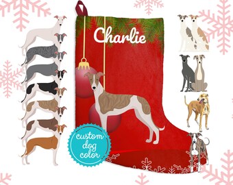 Könnte beinhalten: Personalisierter Weihnachtsstrumpf mit einem braunen und weißen Greyhound-Hund mit dem Namen "Charlie", der auf den Strumpf gestickt ist. Der Strumpf ist rot mit einem grünen Tannenzweig und einem roten Ornament. Ein blauer Kreis mit dem Text "Individuelle Hunde Farbe" befindet sich in der linken unteren Ecke.