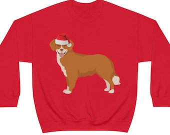 Könnte beinhalten: Ein rotes Sweatshirt mit einer Cartoon-Illustration eines braunen und weißen Hundes mit Weihnachtsmütze. Der Hund lächelt. Ein festliches Kleidungsstück für die Feiertage.