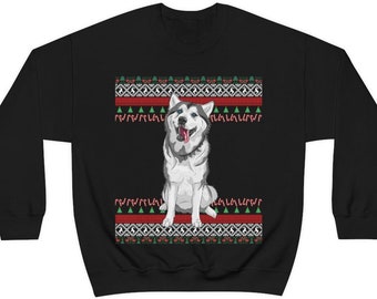 Puede incluir: Sudadera negra con un diseño navideño con un perro husky que lleva un bastón de caramelo rojo y blanco. El diseño incluye árboles verdes y bastones de caramelo rojo y blanco.