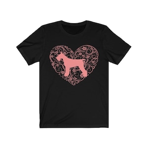 Peut inclure: T-shirt noir avec une silhouette rose d'un Schnauzer dans un motif floral en forme de c&oelig;ur.