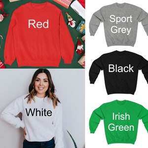 Puede incluir: Cinco sudaderas con cuello redondo en diferentes colores: rojo, gris deportivo, negro, blanco y verde irland&eacute;s. Cada sudadera tiene un texto de color diferente impreso en la parte delantera. El texto de la sudadera roja dice "Rojo", el texto de la sudadera gris dice "Gris deportivo", el texto de la sudadera negra dice "Negro", el texto de la sudadera blanca dice "Blanco" y el texto de la sudadera verde dice "Verde irland&eacute;s".
