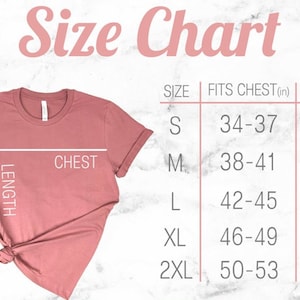 Peut inclure: Tableau des tailles pour un t-shirt, indiquant les mesures de la poitrine et de la longueur en pouces pour les tailles S, M, L, XL et 2XL.