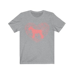 Peut inclure: Un t-shirt gris chin&eacute; avec une silhouette rose d'un Schnauzer dans un motif en forme de c&oelig;ur.