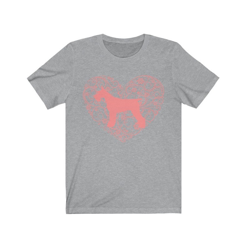 Peut inclure: Un t-shirt gris chin&eacute; avec une silhouette rose d'un Schnauzer dans un motif en forme de c&oelig;ur.