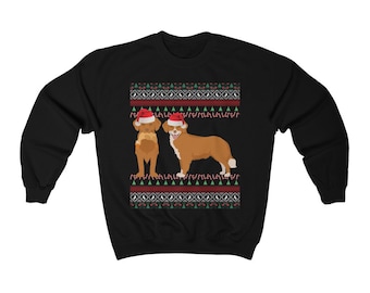 Könnte beinhalten: Schwarzes Sweatshirt mit weihnachtlichem Design. Das Design zeigt zwei Hunde mit Weihnachtsmützen, vor einem Muster aus festlichen Bäumen und Schneeflocken in Rot, Grün und Weiß. Die Hunde sind braun und hellbraun.