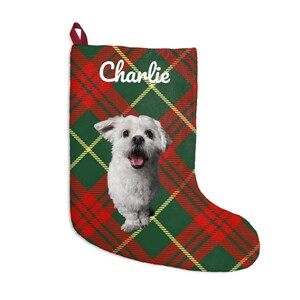 Puede incluir: Calcetín navideño con un estampado de cuadros rojos, verdes y amarillos. Un perro blanco está representado en el calcetín. El nombre "Charlie" está escrito en blanco en la parte superior.