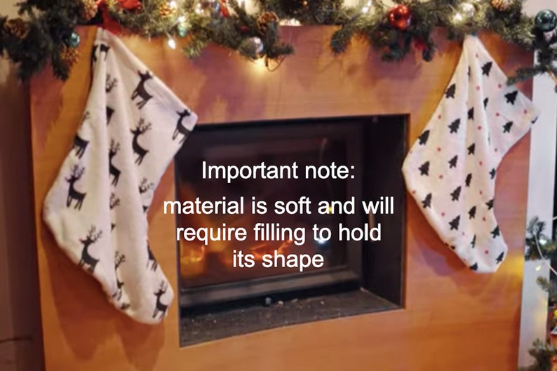 Peut inclure: Deux bas de No&euml;l blancs sont suspendus &agrave; un manteau en bois. L'un a un motif de rennes noirs, l'autre un motif de sapins noirs. Le texte sur l'image dit : &laquo;&nbsp;Remarque importante&nbsp;: le mat&eacute;riau est doux et devra &ecirc;tre rempli pour conserver sa forme&nbsp;&raquo;.
