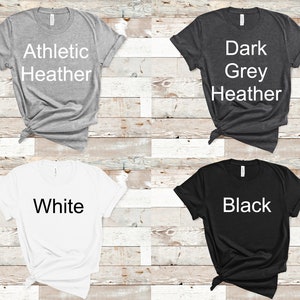 Peut inclure: Quatre t-shirts de couleurs diff&eacute;rentes&nbsp;: gris chin&eacute; athl&eacute;tique, gris chin&eacute; fonc&eacute;, blanc et noir. Chaque t-shirt a un texte de couleur diff&eacute;rente imprim&eacute; sur le devant. Le texte sur les t-shirts indique&nbsp;&laquo;&nbsp;Athletic Heather&nbsp;&raquo;, &laquo;&nbsp;Dark Grey Heather&nbsp;&raquo;, &laquo;&nbsp;White&nbsp;&raquo; et &laquo;&nbsp;Black&nbsp;&raquo;.