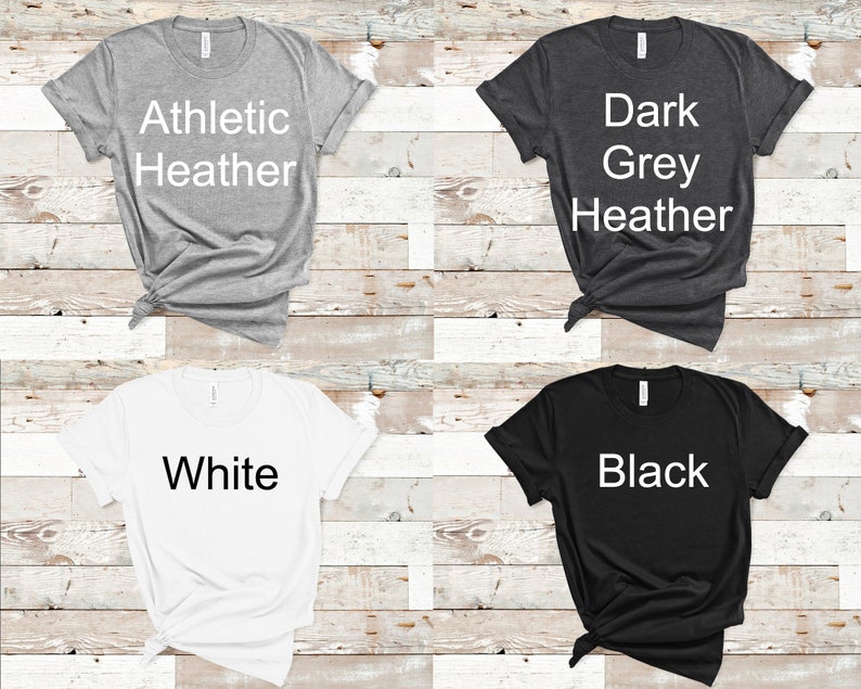 Peut inclure: Quatre t-shirts de couleurs diff&eacute;rentes&nbsp;: gris chin&eacute; athl&eacute;tique, gris chin&eacute; fonc&eacute;, blanc et noir. Chaque t-shirt a un texte de couleur diff&eacute;rente imprim&eacute; sur le devant. Le texte sur les t-shirts indique&nbsp;&laquo;&nbsp;Athletic Heather&nbsp;&raquo;, &laquo;&nbsp;Dark Grey Heather&nbsp;&raquo;, &laquo;&nbsp;White&nbsp;&raquo; et &laquo;&nbsp;Black&nbsp;&raquo;.