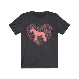 Peut inclure: Un t-shirt gris fonc&eacute; chin&eacute; avec une silhouette rose d'un Schnauzer dans un c&oelig;ur rose avec des motifs floraux.