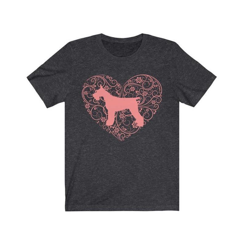 Peut inclure: Un t-shirt gris fonc&eacute; chin&eacute; avec une silhouette rose d'un Schnauzer dans un c&oelig;ur rose avec des motifs floraux.