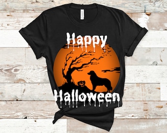 Könnte beinhalten: Schwarzes T-Shirt mit einem Halloween-Design. Das Design zeigt eine Silhouette eines Hundes, eines Baumes und eines Kürbisses vor einem orangefarbenen Hintergrund. Die Worte "Happy Halloween" sind in Weiß mit einem Tropfeffekt geschrieben.