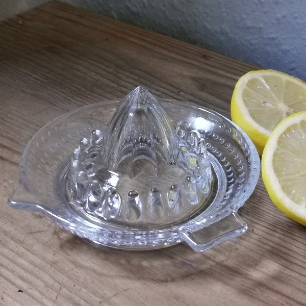 Presse-citron/orange/pamplemousse en verre pressé mouléFrance 1950, French Vintage glass Lime/Lemon Juicer