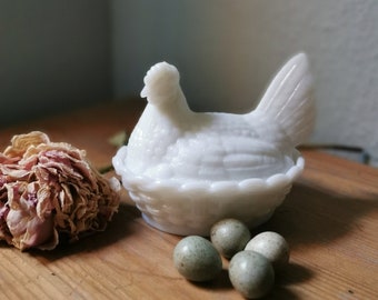 Bonbonnière, sucrier, box vintage hen in white opaline France 1920 countryside chic French rustic candy box chicken Farmhouse Countryhouse