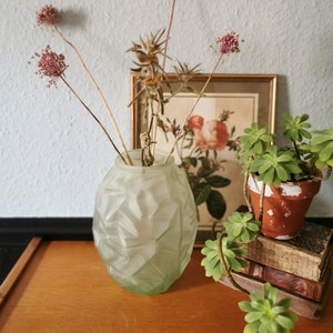 Grote art deco vaas in mat glas water groen van de jaren &#39;30 Franse geometrische patronen ontwerp gegoten geperst glas