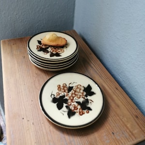Rare batch of 7 vintage dessert plates Faïence Musterschutz Germany from 20s art Nouveau grape pattern antic flat design