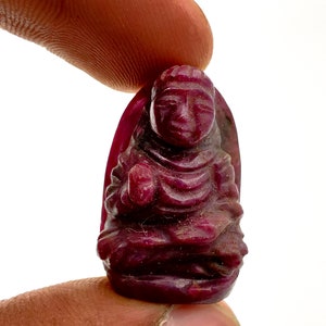 60,05 ct Rubin Buddha | Buddha-snideri | Polerad rubin | Ädelstenssniderier | Ädelstens Buddha | Rubin | Rubinsniderier | Kristall