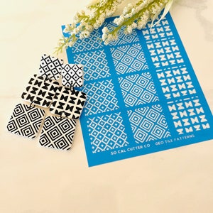Puede incluir: Un conjunto de cuatro pendientes con patrones geom&eacute;tricos en blanco y negro con una hoja de plantilla azul que dice "So Cal Cutter Co. Geo Tile Patterns".