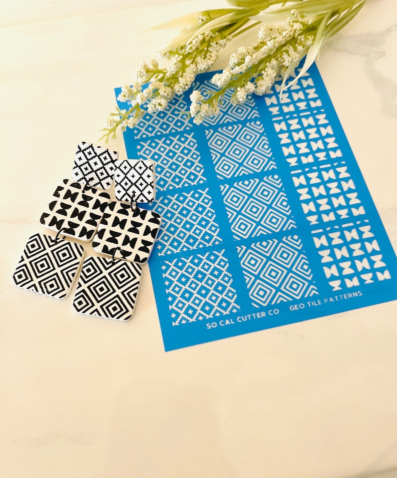 Puede incluir: Un conjunto de cuatro pendientes con patrones geom&eacute;tricos en blanco y negro con una hoja de plantilla azul que dice "So Cal Cutter Co. Geo Tile Patterns".