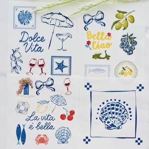 Pode incluir: Folhas de papel brancas com ilustra&ccedil;&otilde;es azuis e vermelhas com tema italiano. Os desenhos incluem ta&ccedil;as de vinho, azeitonas, uma scooter, uma concha e as frases "Dolce Vita" e "La vita &egrave; bella."