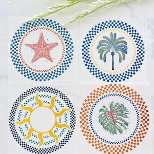 Pode incluir: Quatro autocolantes quadrados com desenhos circulares. Cada um apresenta uma imagem diferente: uma estrela do mar rosa, uma palmeira, um sol amarelo e uma folha verde. Cada desenho &eacute; emoldurado por uma borda quadriculada em v&aacute;rias cores, incluindo azul, laranja e amarelo.