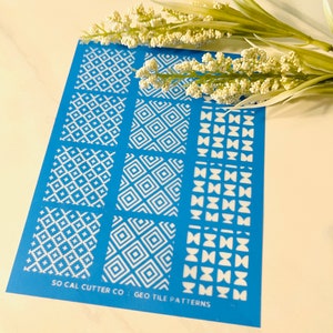 Puede incluir: Una hoja de plantilla azul con seis patrones de azulejos geom&eacute;tricos diferentes. La hoja de plantilla est&aacute; etiquetada "SO CAL CUTTER CO GEO TILE PATTERNS".