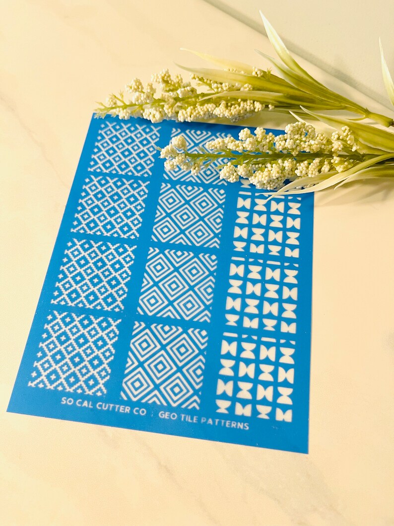 Puede incluir: Una hoja de plantilla azul con seis patrones de azulejos geom&eacute;tricos diferentes. La hoja de plantilla est&aacute; etiquetada "SO CAL CUTTER CO GEO TILE PATTERNS".